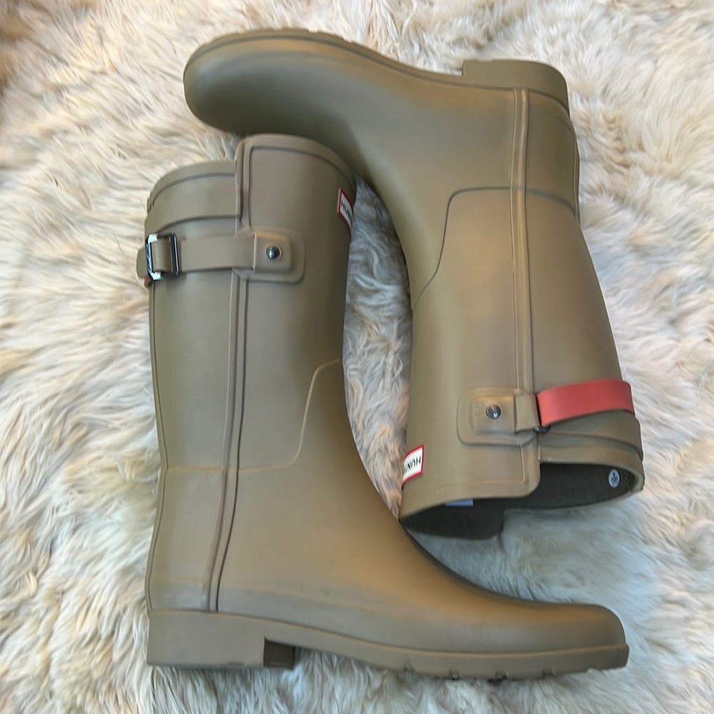 Tan, mid-calf Hunter rain boots! 👢🍑
